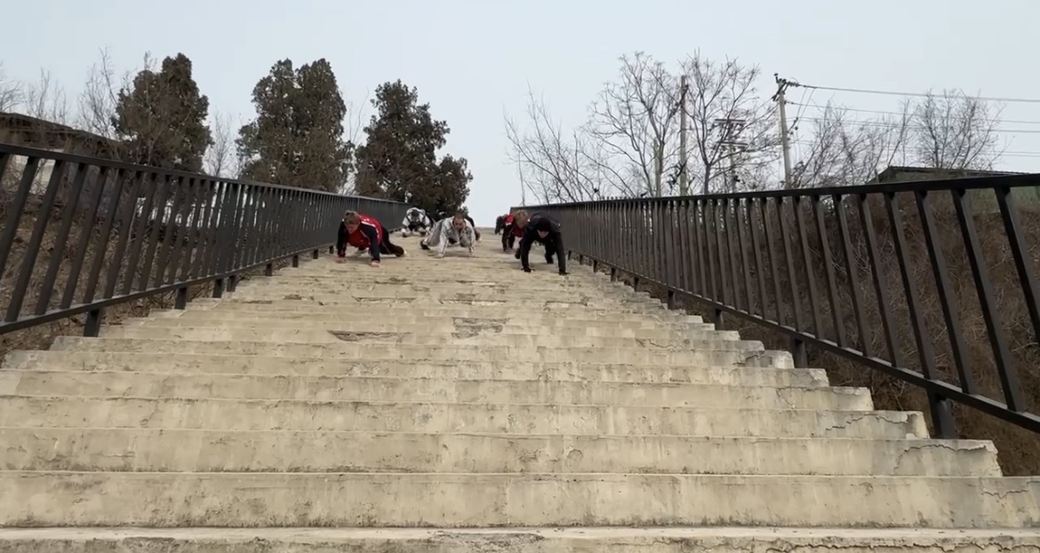 École de kung fu YunTai Shan Chine — marches sur les mains