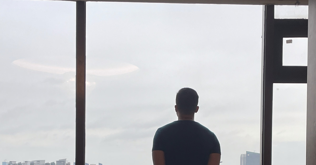 Silhouette de dos devant le skyline d'une ville chinoise